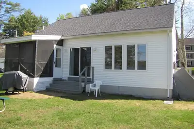 Image de Meredith, moderne 4 ch, 2 sdb, maison au bord du lac près du centre-ville, air central.