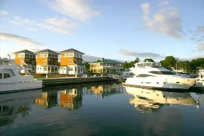 Image de Door County Waterfront Cottage avec piscines intérieure / extérieure