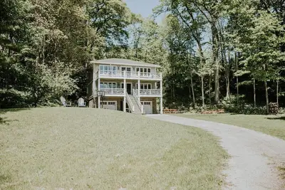Image de Cadre privé avec vue sur le lac / canal blanc, promenade facile vers le lac Michigan!