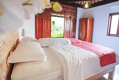 Image de 4 Chambres Unique Joglo Unique Style Maison en Bois avec Piscine Privée sur 2500 m2