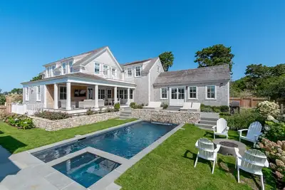 Image de Nouveau et luxueux complexe de vacances Nantucket: 8 suites Br, piscine, spa, théâtre.