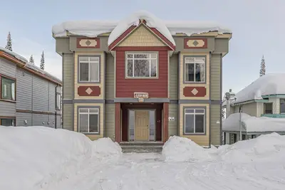 Image de Exécutif maison de 4 chambres avec une den privée (11 personnes) Le meilleur emplacement!