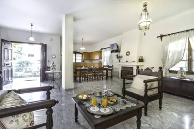 Image de Villa Giasemi, dans un jardin de roses