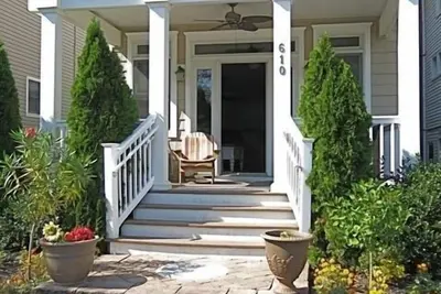 Image de Maison unifamiliale de luxe, accessible aux personnes handicapées - 1 pâté de maisons de la plage et de la promenade.