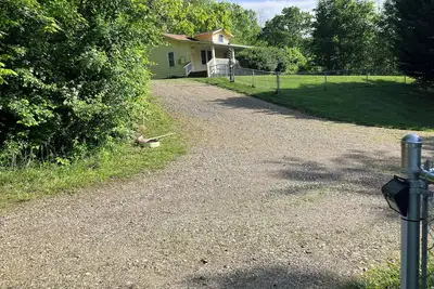 Image de Maison de campagne accueillante avec vue imprenable et grand porche. Cuisine excellente pour les familles.