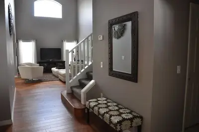 Image de Lits confortables! 5 Bed / 3 Bath Lakefront Spa & Pool - Réductions pour plus d'une semaine