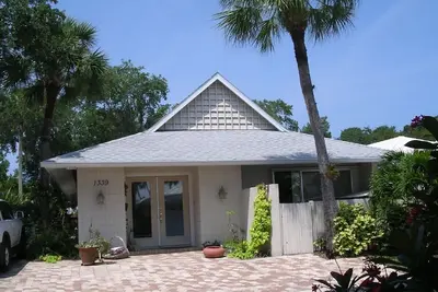 Image de «Moonmist» Siesta Key Luxueuse villa avec bain à remous privé dans un cadre «jungle»