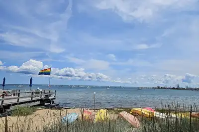 Image de PTown-Condo à deux chambres à quelques pas de la ville, de la plage et des galeries