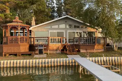 Image de Grande maison du lac à 30 pieds de l'eau avec quai privé à la porte.