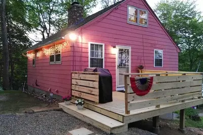 Image de Cozy Hillside Lakehouse, vue sur le lac, plage privée et quai