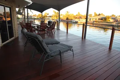 Image de Waterfront Luxury Living dans cette maison bien équipée et magnifiquement entretenue!