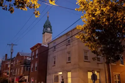 Image de Petit, bien rangé et propre maison familiale conviviale dans un grand voisinage