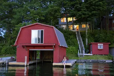 Image de Stellar Waterfront Home With A Spectacular View