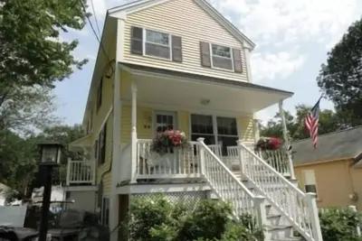 Image de Beach Rose Cottage dans un quartier calme près de la plage