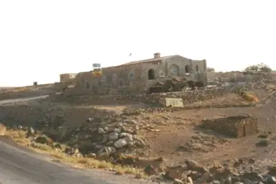 Image de Trajan guesthouse est un ancien château de bilt au sommet de l'oued mujib