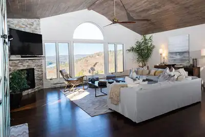 Image de Vue imprenable sur la montagne et le lac dans cette élégante maison de montagne….