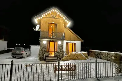 Image de chalets à bakuriani avec vue magnifique et emplacement