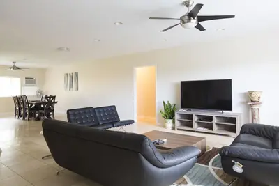 Image de Conv à Waikiki 3000 sqft 4br 2ba maison rénovée