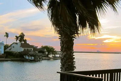 Image de Vues incroyables! ! - Condo de front de mer de charme - North Padre Island avec quai privé