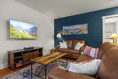 Image de Condo impeccable de 2 chambres à coucher à quelques pas de tous les restaurants, magasins et bars!