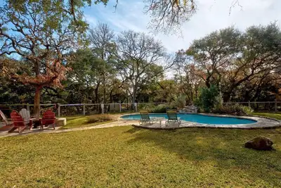 Image de Maison familiale parfaite avec piscine, bain à remous et salle de jeux