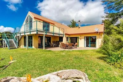 Image de Hilltop Retreat - Niché dans les collines avec vue
