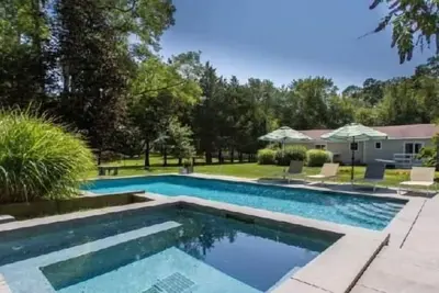 Image de Nouvellement RÉNOVÉ Avec Piscine, Hot Tub Et Cheminee!