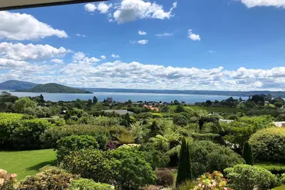 Image de Magnifique domaine, 2 hectares de jardins bien entretenus et une vue imprenable sur le lac