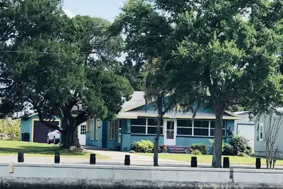 Image de Riverfront Plum fou Bungalow! 10 min du golfe. 40 min Pour Tampa et plages.