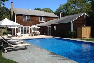 Image de 5 Bdrm, 4. 5 Bath, piscine chauffée, vélo à la meilleure plage et 5 min à pied de Wainscott Cntr