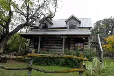 Image de Cabane en rondins isolée située en ville