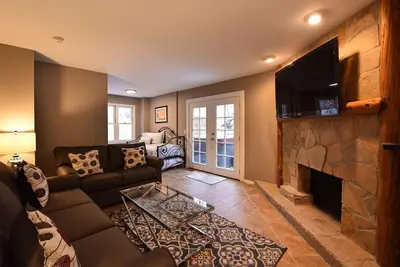 Image de Emplacement génial4 Br House pour 12 personnes à pied de la rue Main, très grand spa