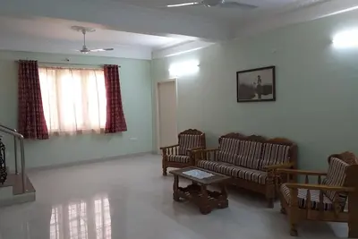 Image de Spacieux appartement meublé de 3 chambres, hall et cuisine.