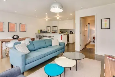 Image de Moderne, hanche, haut de gamme, nouvellement construit One Bedroom in the Haight