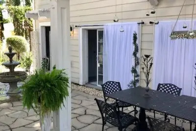 Image de Carriage House dans le quartier historique - Walk to Water & Downtown
