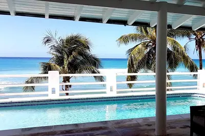 Magnifique villa en bord de mer à South Point; très spacieux avec une piscine incroyable