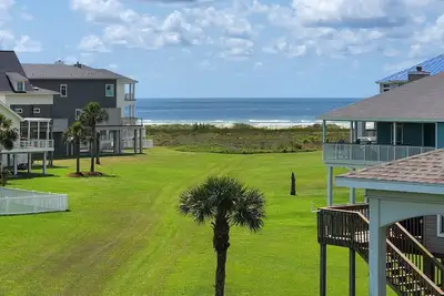 Image de Beachside Home avec vue sur le golfe et accès à la piscine