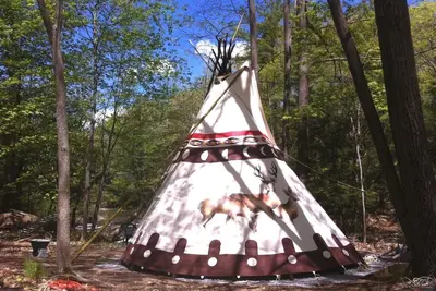 Image de Sioux Tipi donnant sur une cascade. Un demi-mile du village de Woodstock.