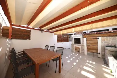 Image de Appartement avec barbecue, grande terrasse et entrée séparée dans une rue calme