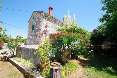 Image de maison istrienne authentique avec un beau jardin dans le village de Rakalj