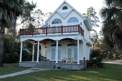 Image de Lake Home avec rampe de bateau sur le lac Riley