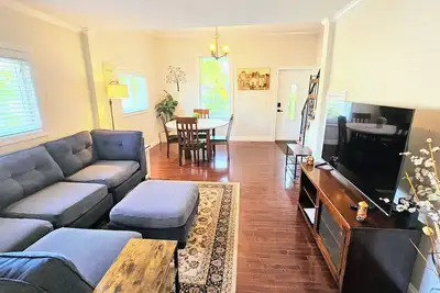 Image de Charmant et impeccable duplex 3br. À quelques minutes de la plage, des restaurants et des magasins!