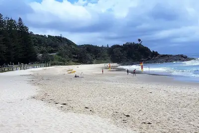 Image de Maison- ponts ensoleillés. Marchez jusqu'à la plage de Flynn. Pas de frais supplémentaires pour le linge ou le nettoyage.