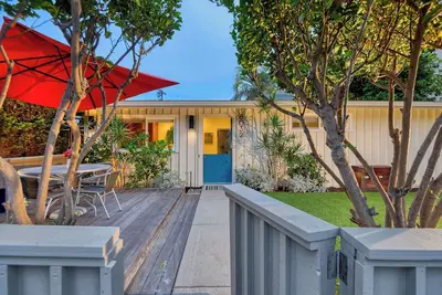 Immaculée Cottage de La Jolla Shores rénové au milieu du siècle