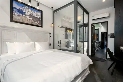 Image de 4br QueenBed, 1 salon et salle à manger avec cuisine à Euro Village Da Nang City.