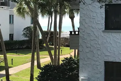 Image de Lanai privé donnant sur un beau jardin à seulement 100 pieds de la piscine, de la terrasse et de la plage