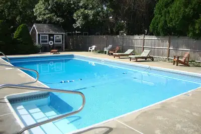 Image de Piscine et 300 mètres de la plage, 4 chambres / 1. 5 salles de bain Cape dort 8-9
