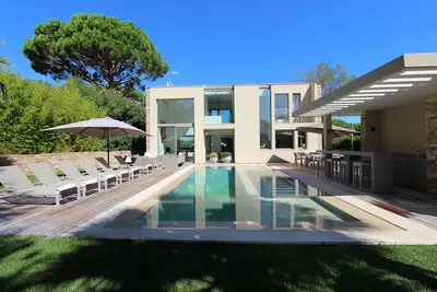 Image de Luxueuse Villa contemporaine avec emplacement unique et calme dans le village