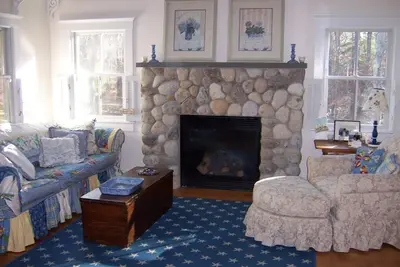 Image de Cottage romantique situé au milieu de beaux jardins -Seulement quelques minutes à pied à la ville