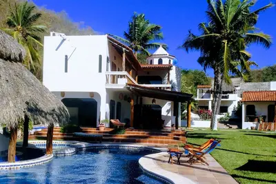 Villa avec piscine en bord de mer